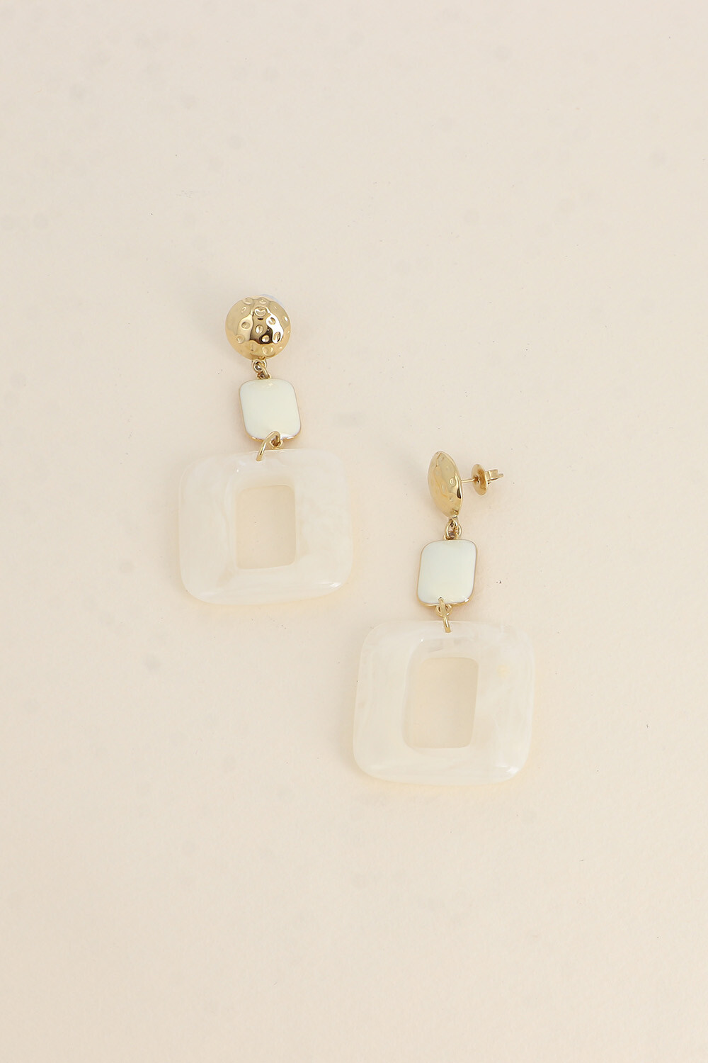 Grossiste Bohm - Boucles pendantes - pièce ronde texturée, rectangle en émail et pièce ajourée en acétate