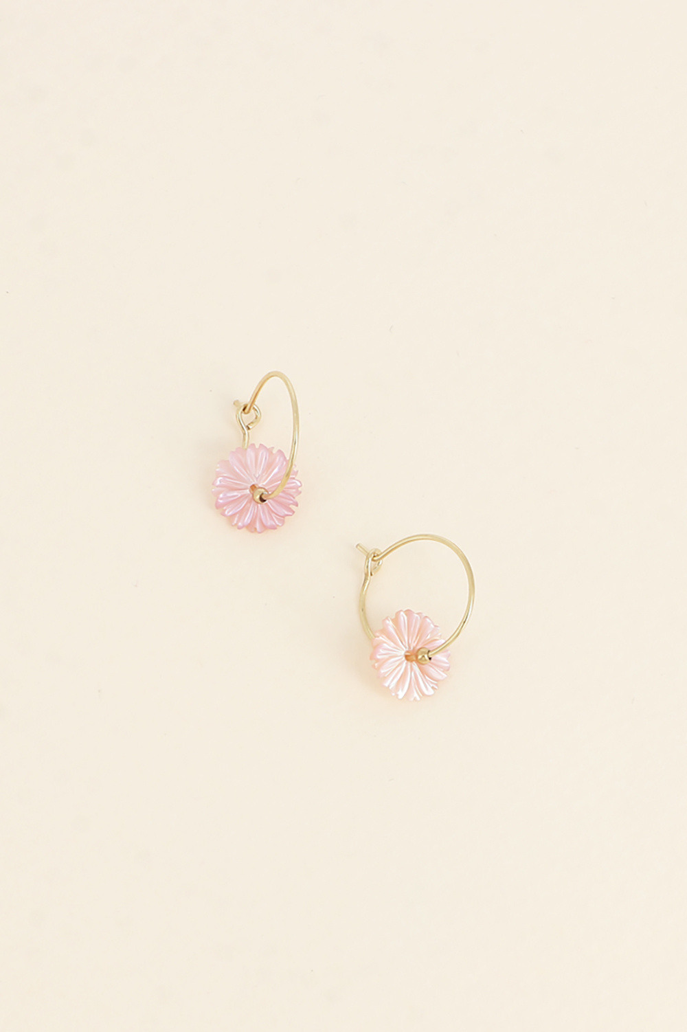 Grossiste Bohm - Créoles - fleur marguerite nacrée 10mm