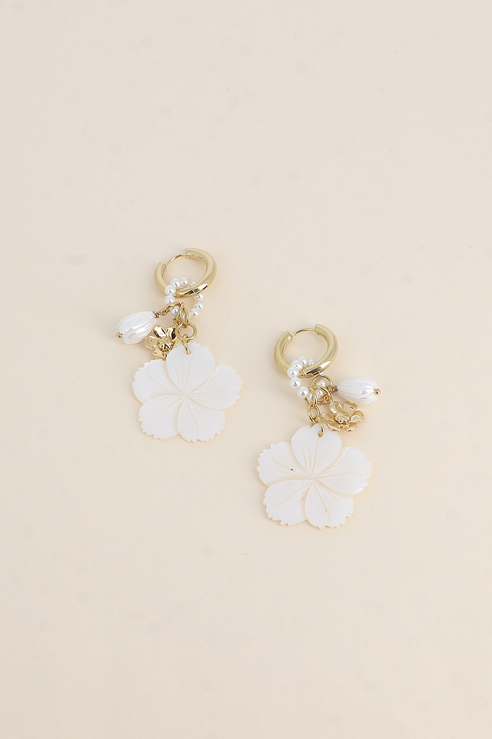 Grossiste Bohm - Créoles - anneau de perles en résine blanche, fleur nacrée et fleurs