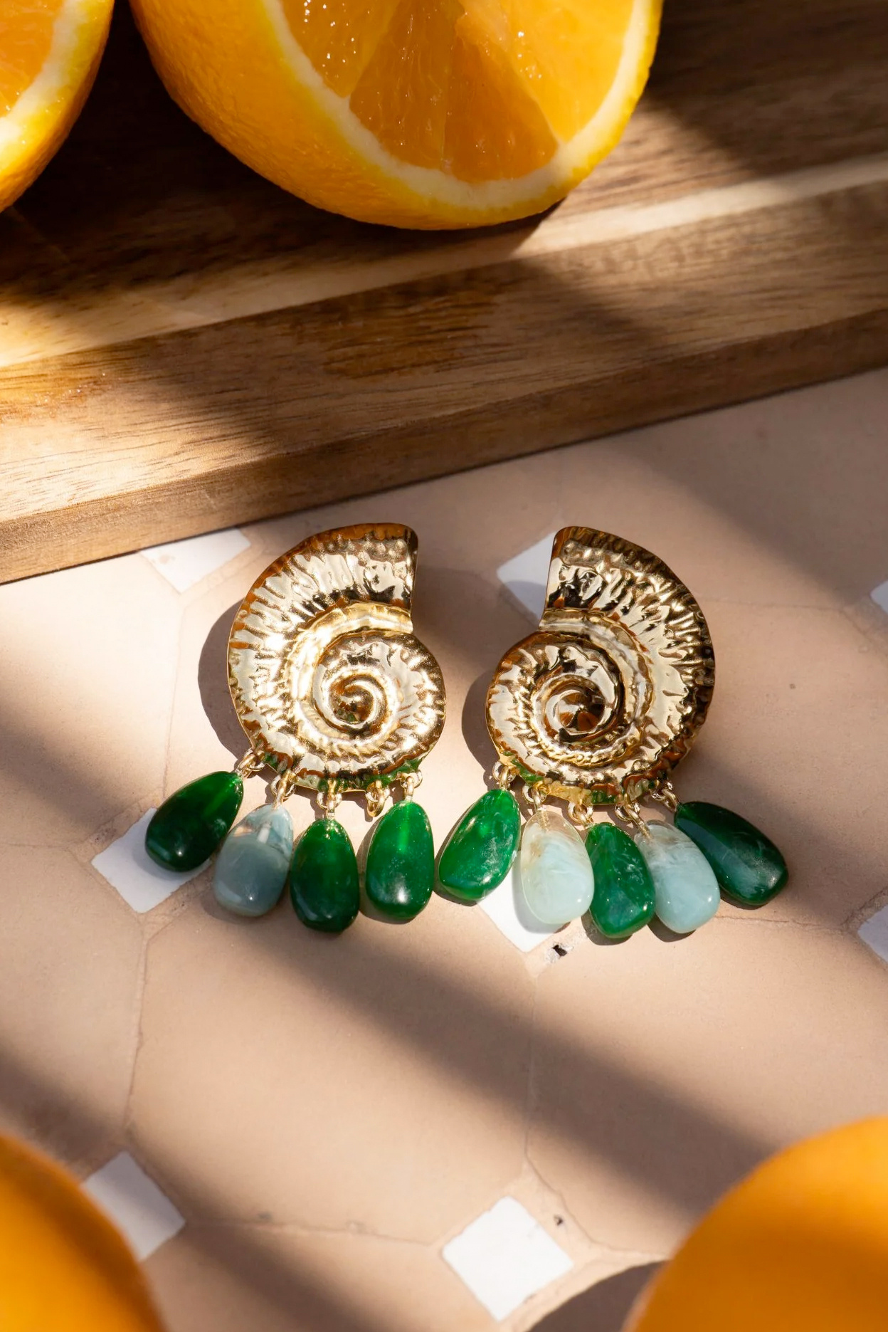 Grossiste Bohm - Boucles pendantes - coquillage escargot avec 5 perles gouttes acétates