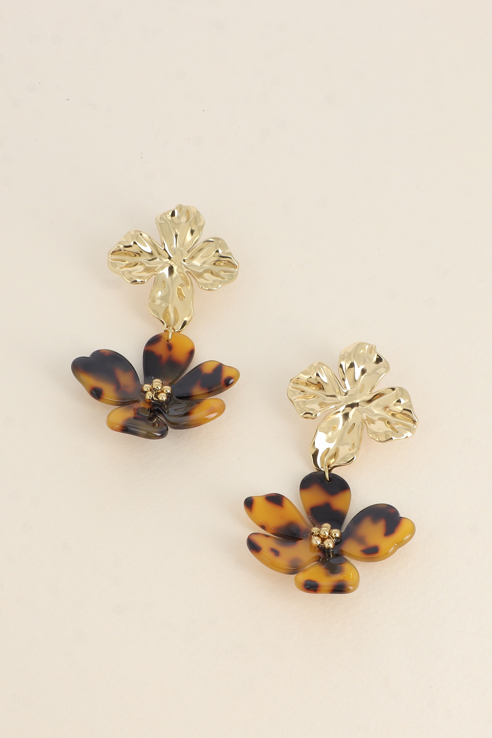 Grossiste Bohm - Boucles pendantes - feuille texturée et fleur en résine