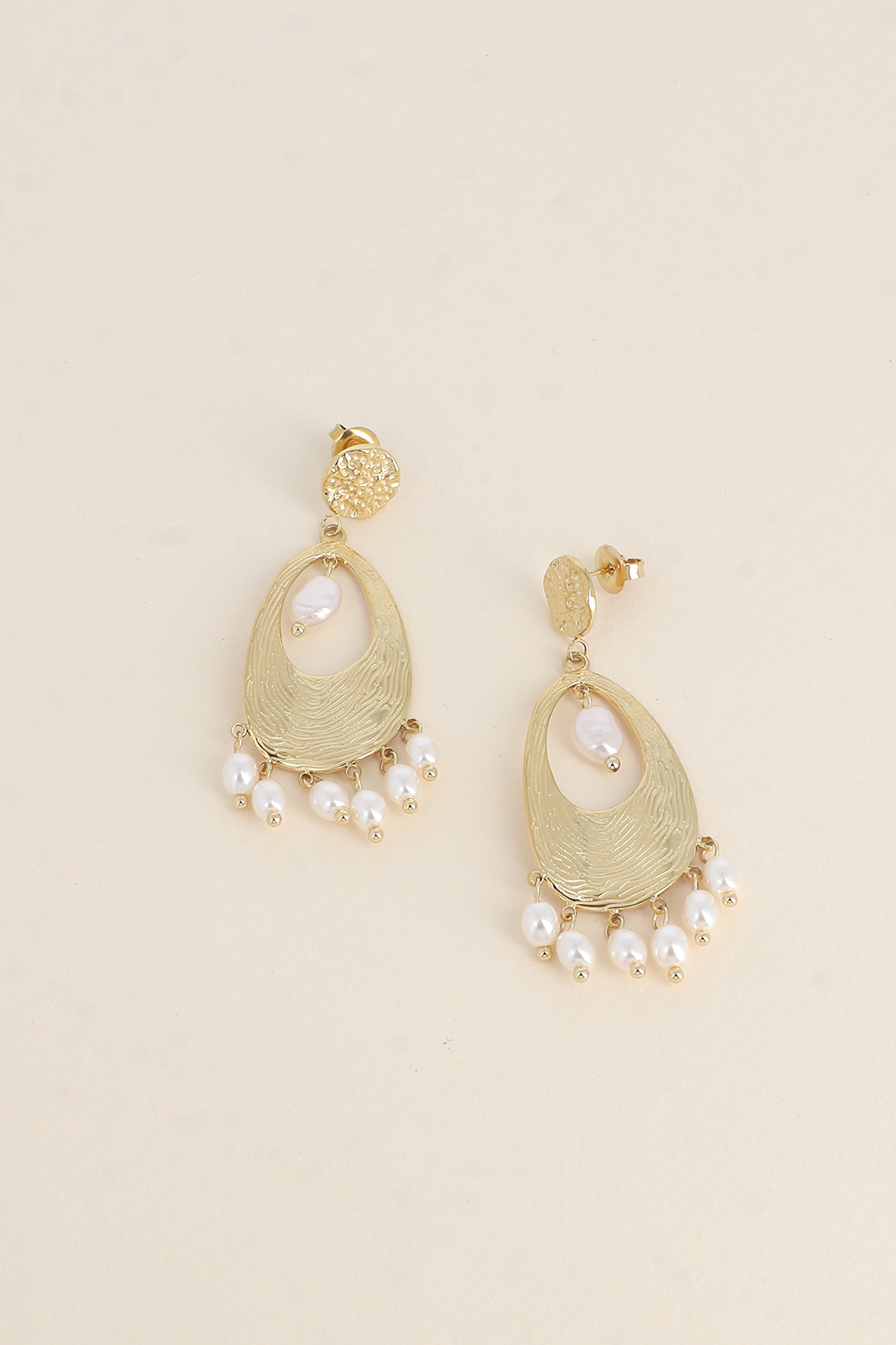 Grossiste Bohm - Boucles puces - rond martelé, pièce ovale texturée et perles de résine blanche