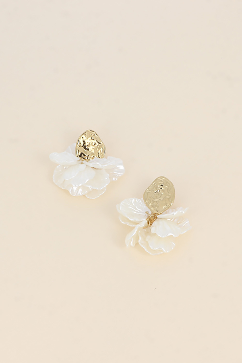 Grossiste Bohm - Boucles pendantes - pièces style pétales en résine blanche nacrée