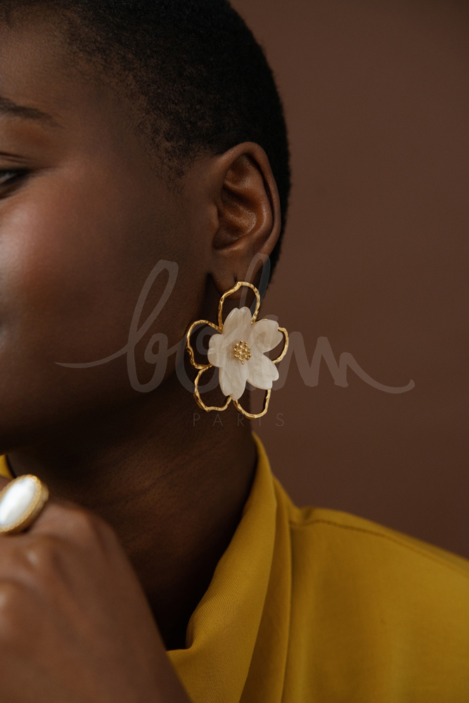 Wholesaler Bohm - Velia Stud Earrings - Openwork Flower and Resin Flower