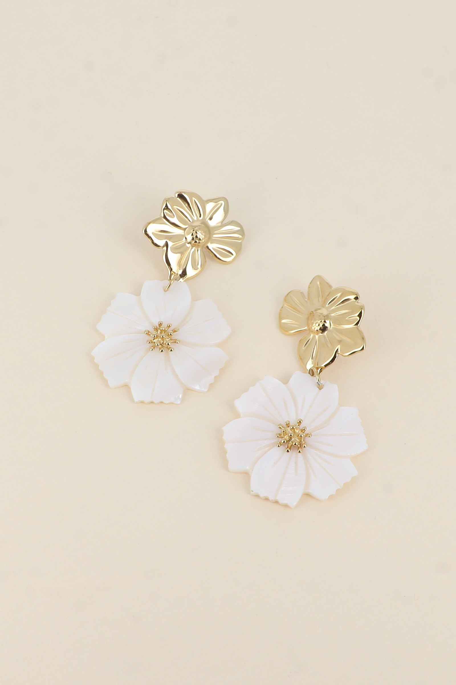 Wholesaler Bohm - Dangling earrings - 2 pieces (flower and mother-of-pearl)
