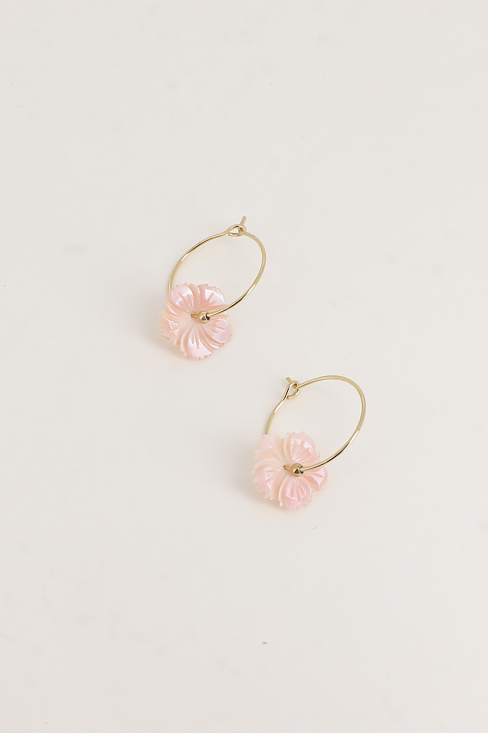 Grossiste Bohm - Créoles - fleur nacrée 14mm