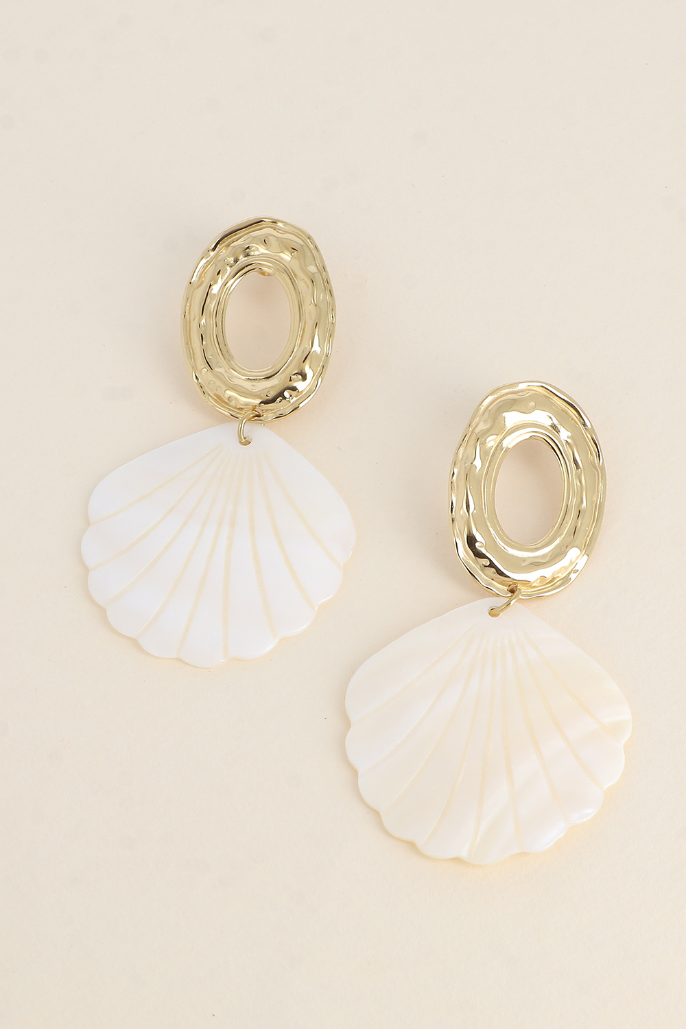 Grossiste Bohm - Boucles pendantes - pièce ovale texturée et ajourée, et d'un coquillage nacré