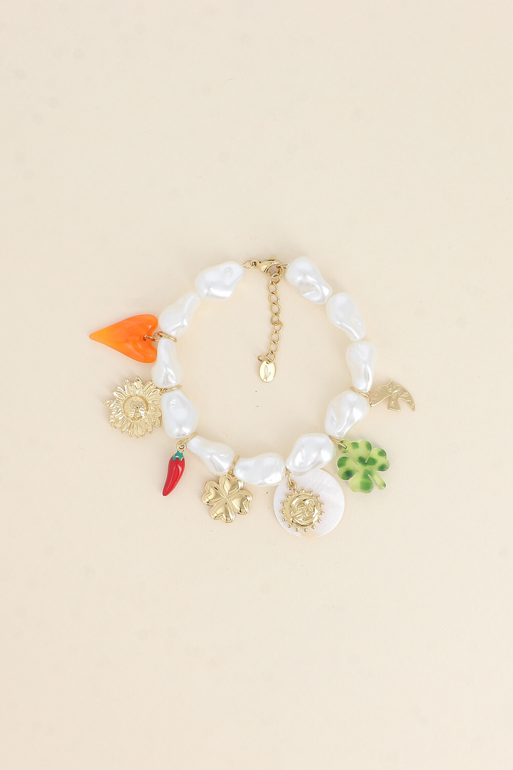 Grossiste Bohm - Bracelet sur fil - perles en résine blanche, coeur, fleur, piment, trèfles, soleil, pièce nacrée et oiseau