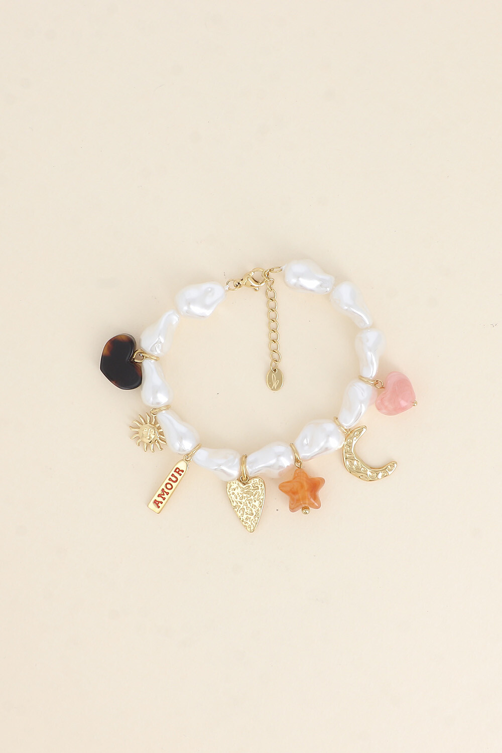 Grossiste Bohm - Bracelet - perles en résine blanche, coeurs, soleil, plaquette AMOUR en émail, étoile et lune