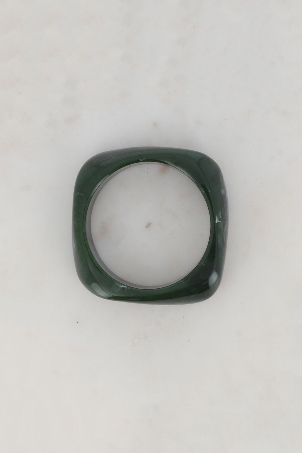 Mayorista Bohm - Brazalete geométrico cerrado en resina de colores