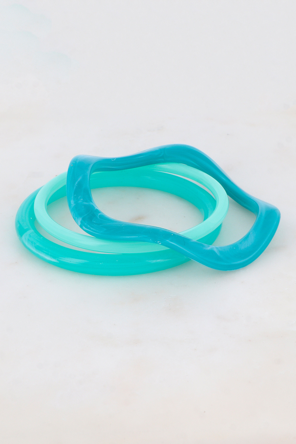 Grossiste Bohm - Lot de 3 bracelets fermés en résine colorée