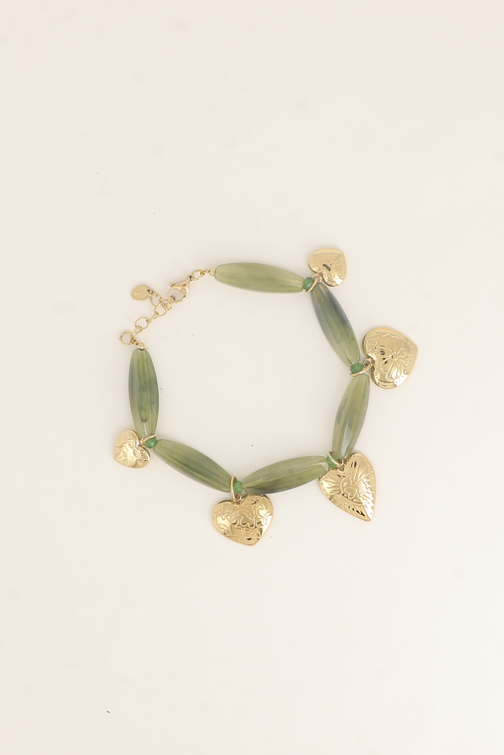 Grossiste Bohm - Bracelet - sur câble, perles en résine, anneaux en acier inoxydable et pendentifs coeurs aux motifs fleurs gravées