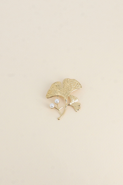 Grossiste Bohm - Broche - motif ginko avec deux perles de résine blanche Grossiste Bohm - Broche - motif ginko avec deux perles de résine blanche