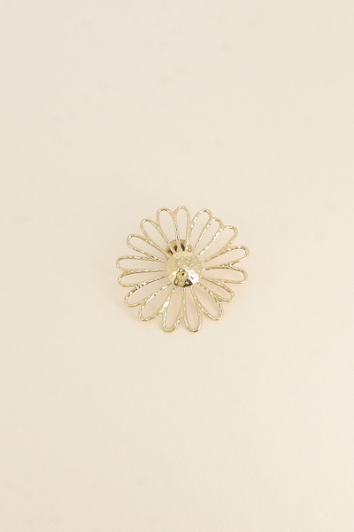 Grossiste Bohm - Pin's - motif marguerite ajouré Grossiste Bohm - Pin's - motif marguerite ajouré