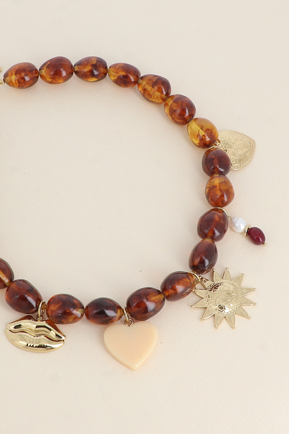 Grossiste Bohm - Collier sur fil - bouche, soleil, coeur, coeur en résine et pierres naturelles