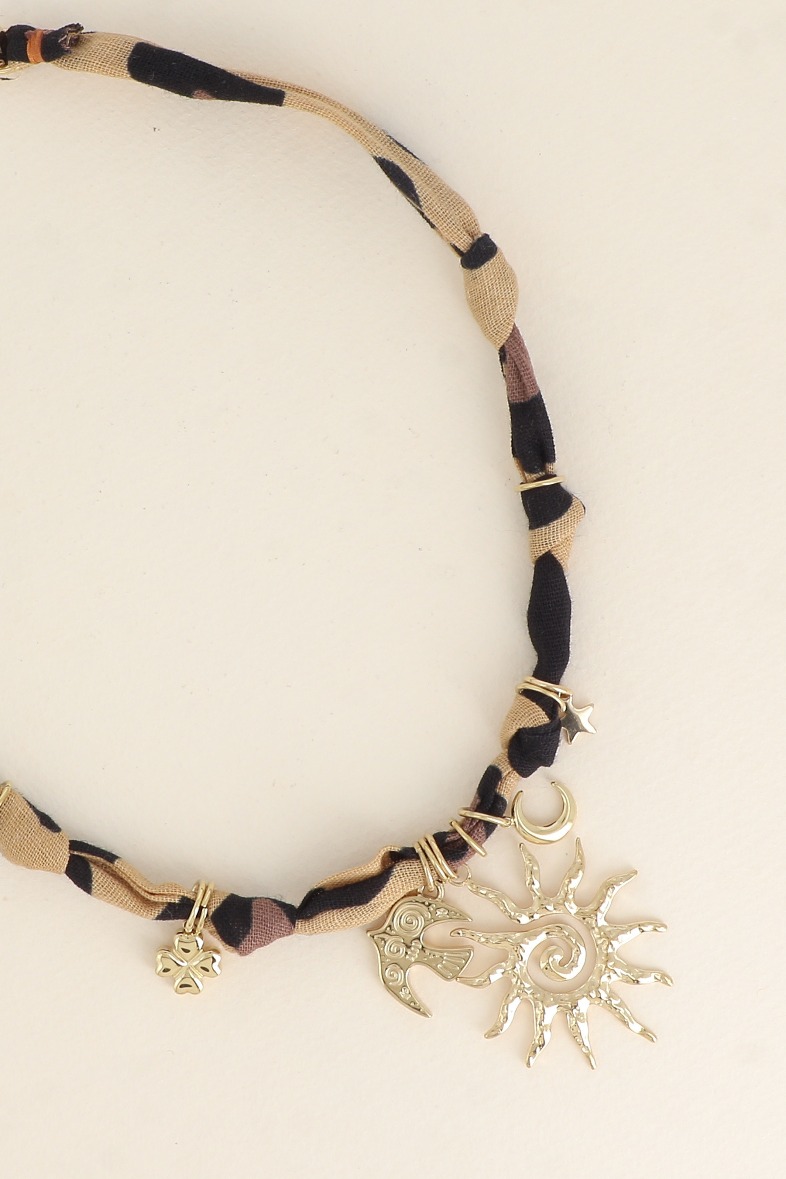 Mayorista Bohm - Collar - cinta, tela y dijes (sol, pájaro, luna, estrella, trébol)
