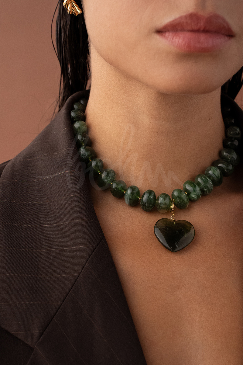 Grossiste Bohm - Collier sur fil - perles de résine et pendentif coeur