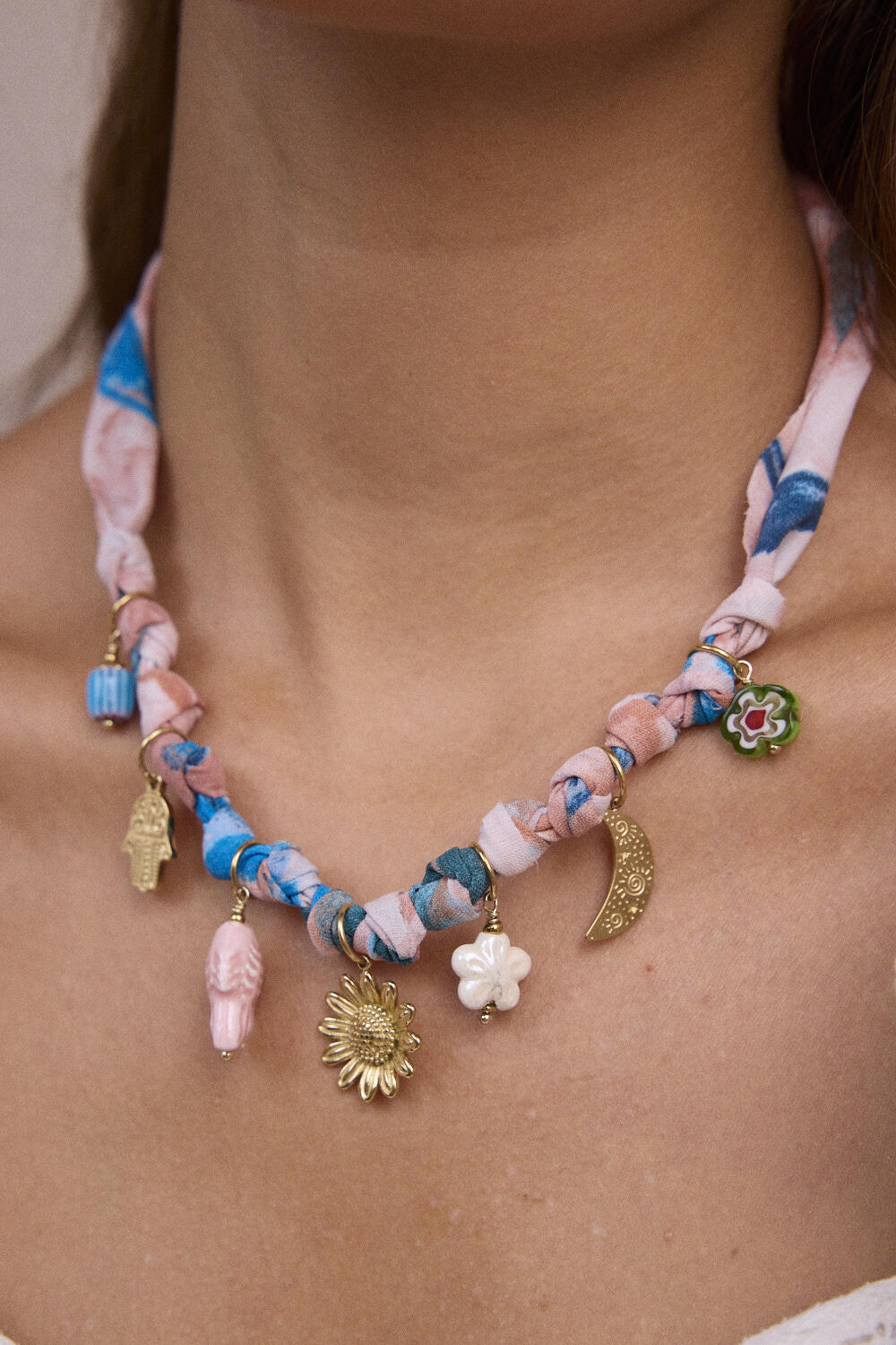 Grossiste Bohm - Collier en tissu - motifs uniques avec main, fleur, lune, poisson, fleurs