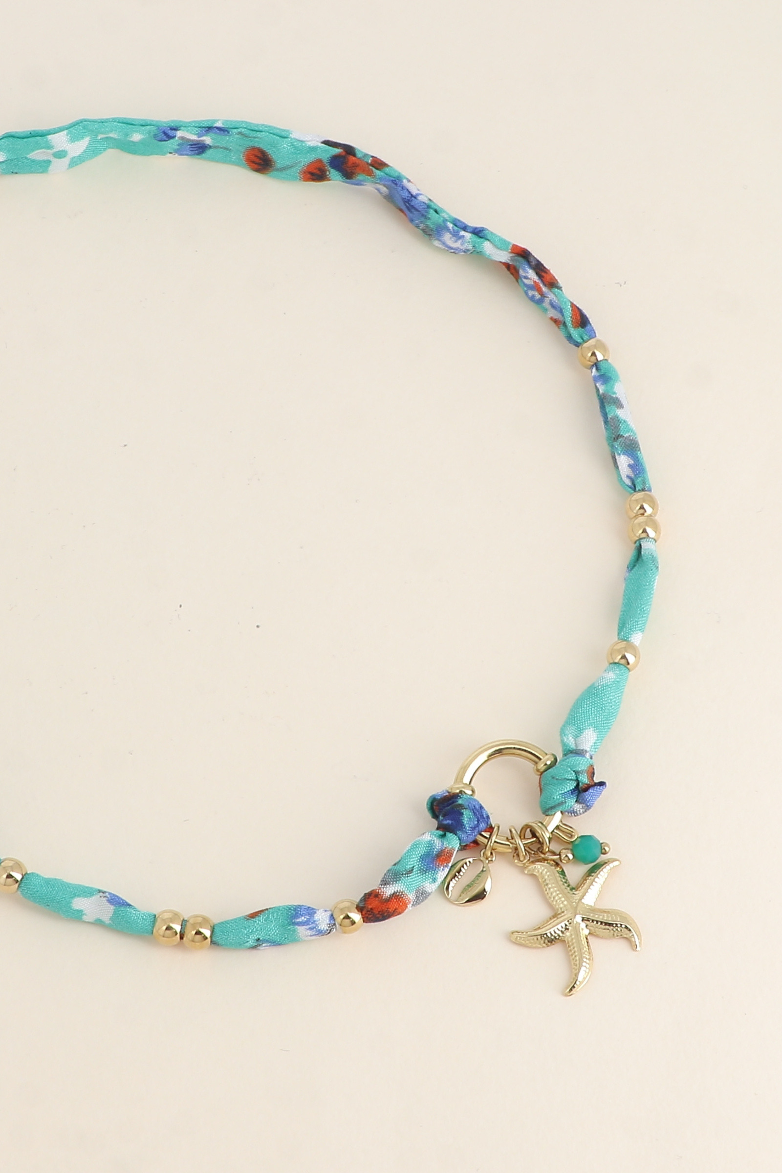 Grossiste Bohm - Collier - tissu, fermoir bouée, 3 pendentifs (perle, étoile de mer, petit cauri)
