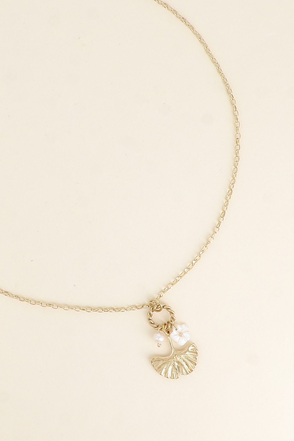 Grossista Bohm - Collana - ginkgo, fiore perlato e perla di resina bianca
