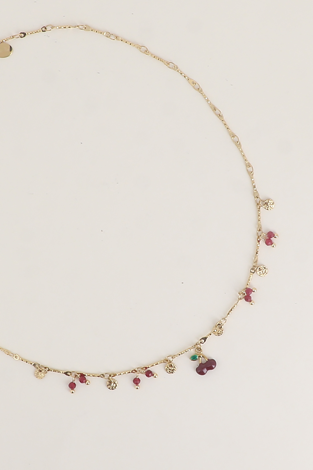 Grossiste Bohm - Collier - cerise en émail, pastilles rondes martelées et pierres naturelles