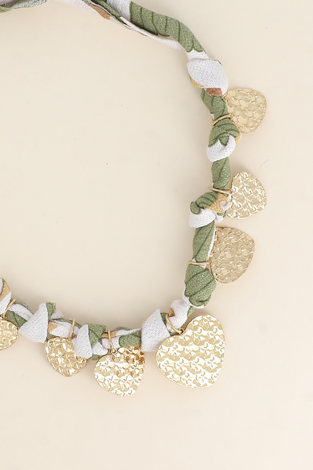 Mayorista Bohm - Collar en cinta - tela con patrones únicos, anillos de acero inoxidable y borlas de corazones texturadas