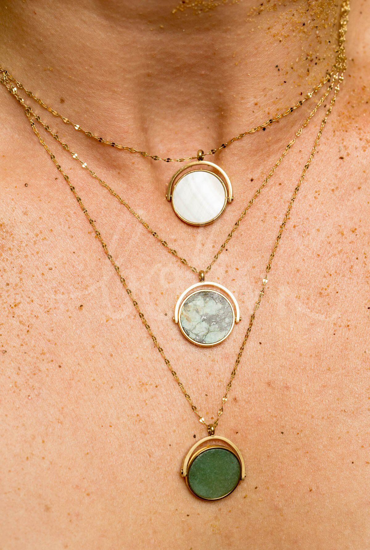 Grossiste Bohm - Collier Bliss doré - pierre naturelle ronde plate, réversible
