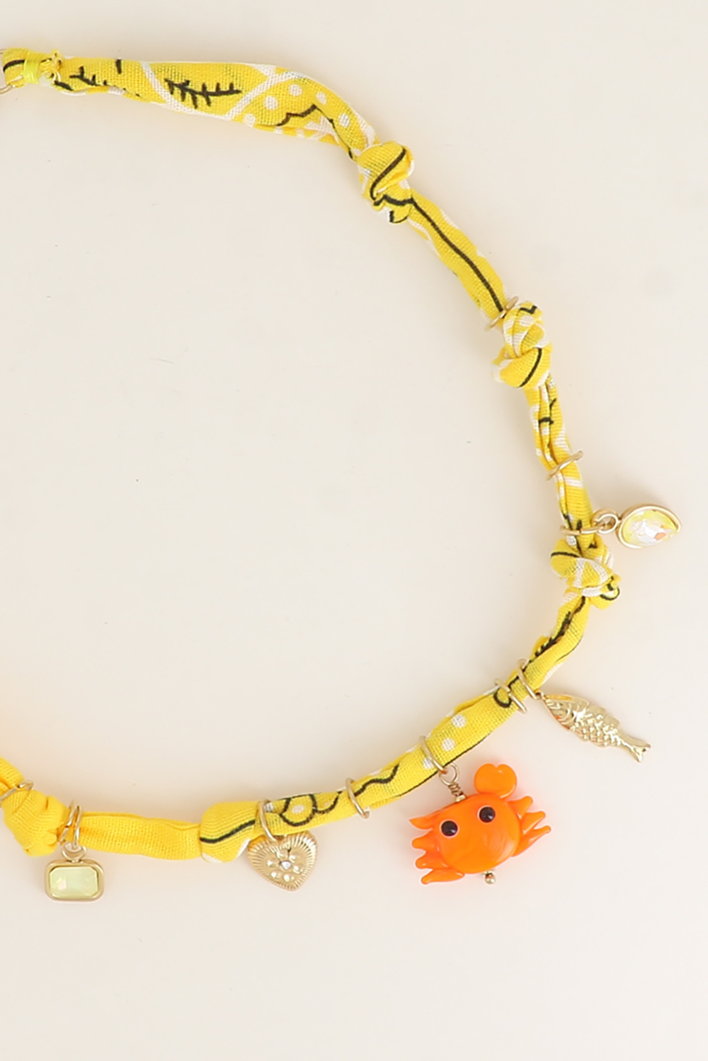 Grossiste Bohm - Collier - tissu ruban avec cristaux rectangulaire et goutte, coeur, crabe en résine et poisson