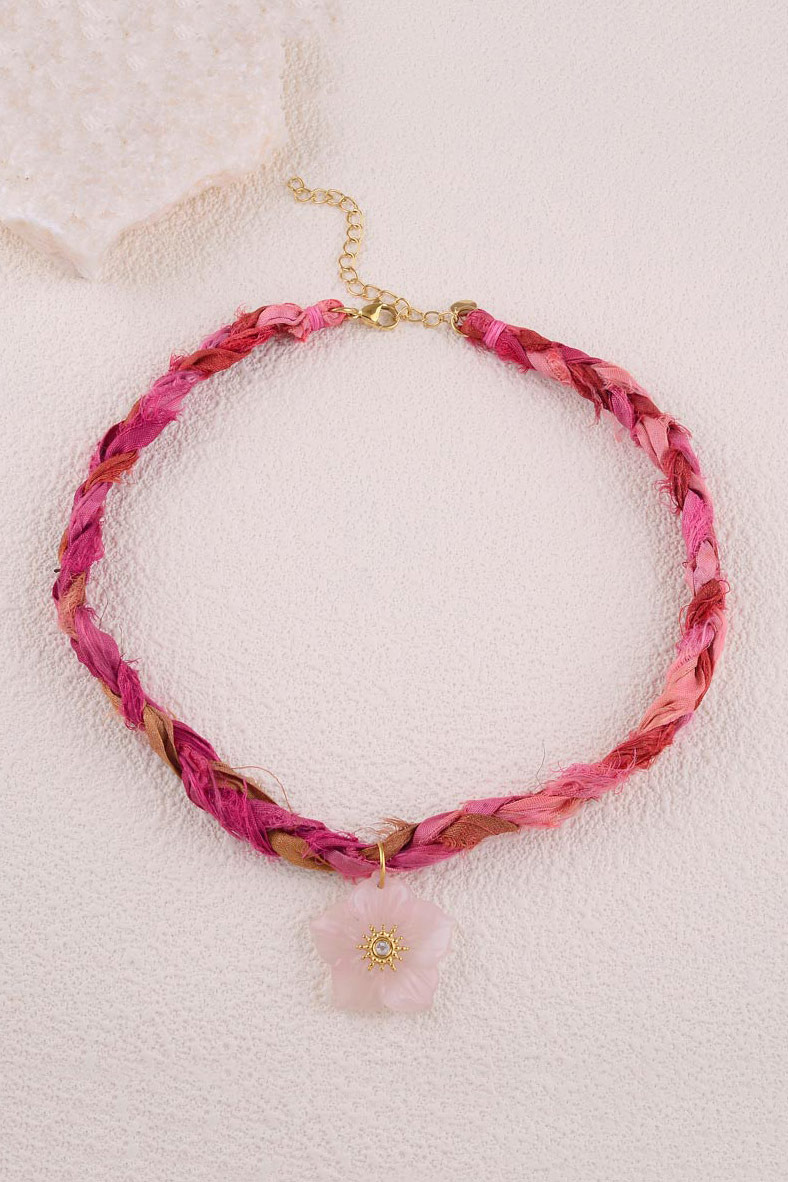 Grossiste Bohm - Collier en tissu tressé - fleur en pierre naturelle avec cristal