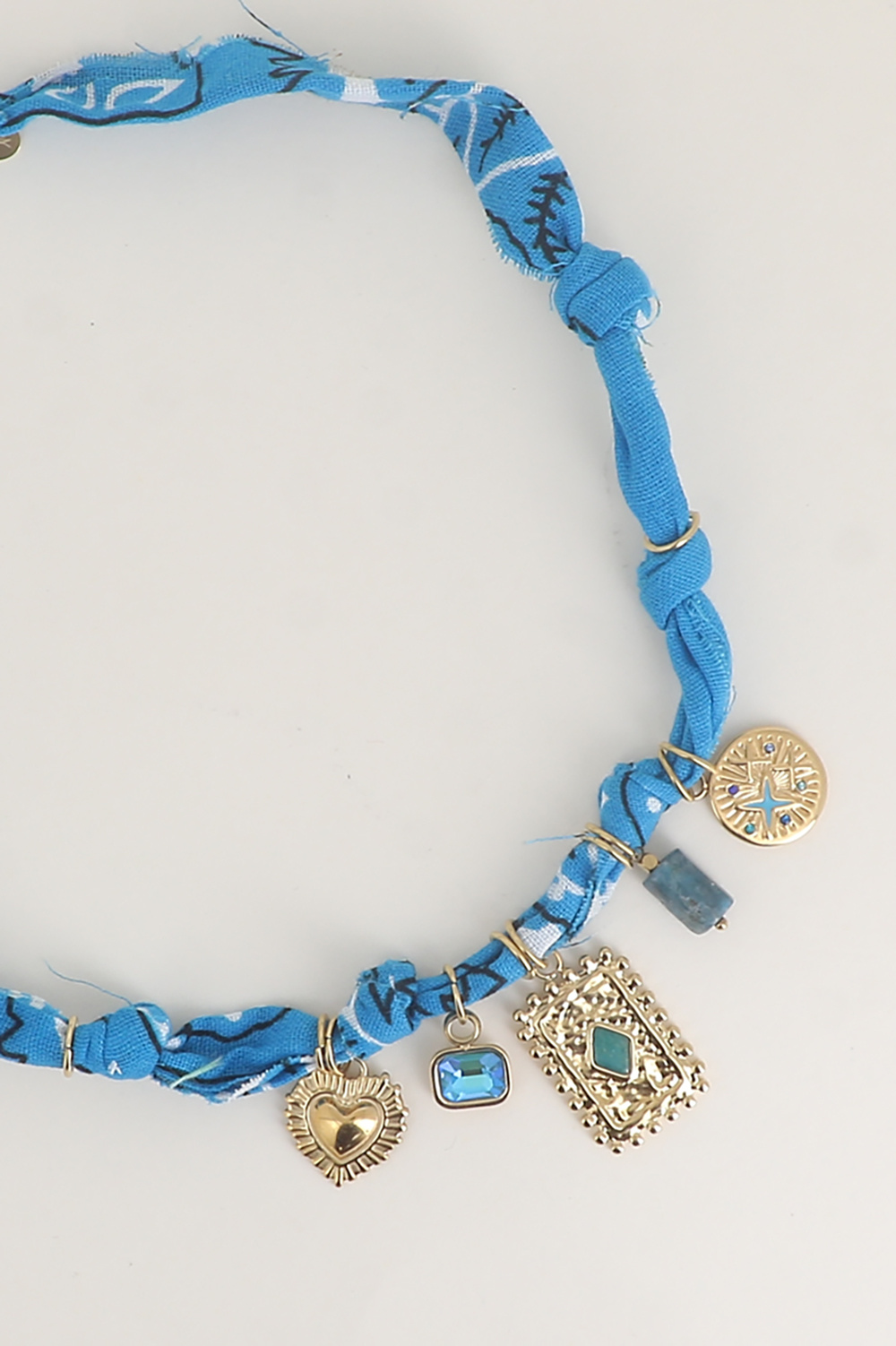 Grossista Bohm - Collana su nastro di tessuto - cuore, cristallo, pezzo rettangolare martellato, pietre naturali, stelle e smalto