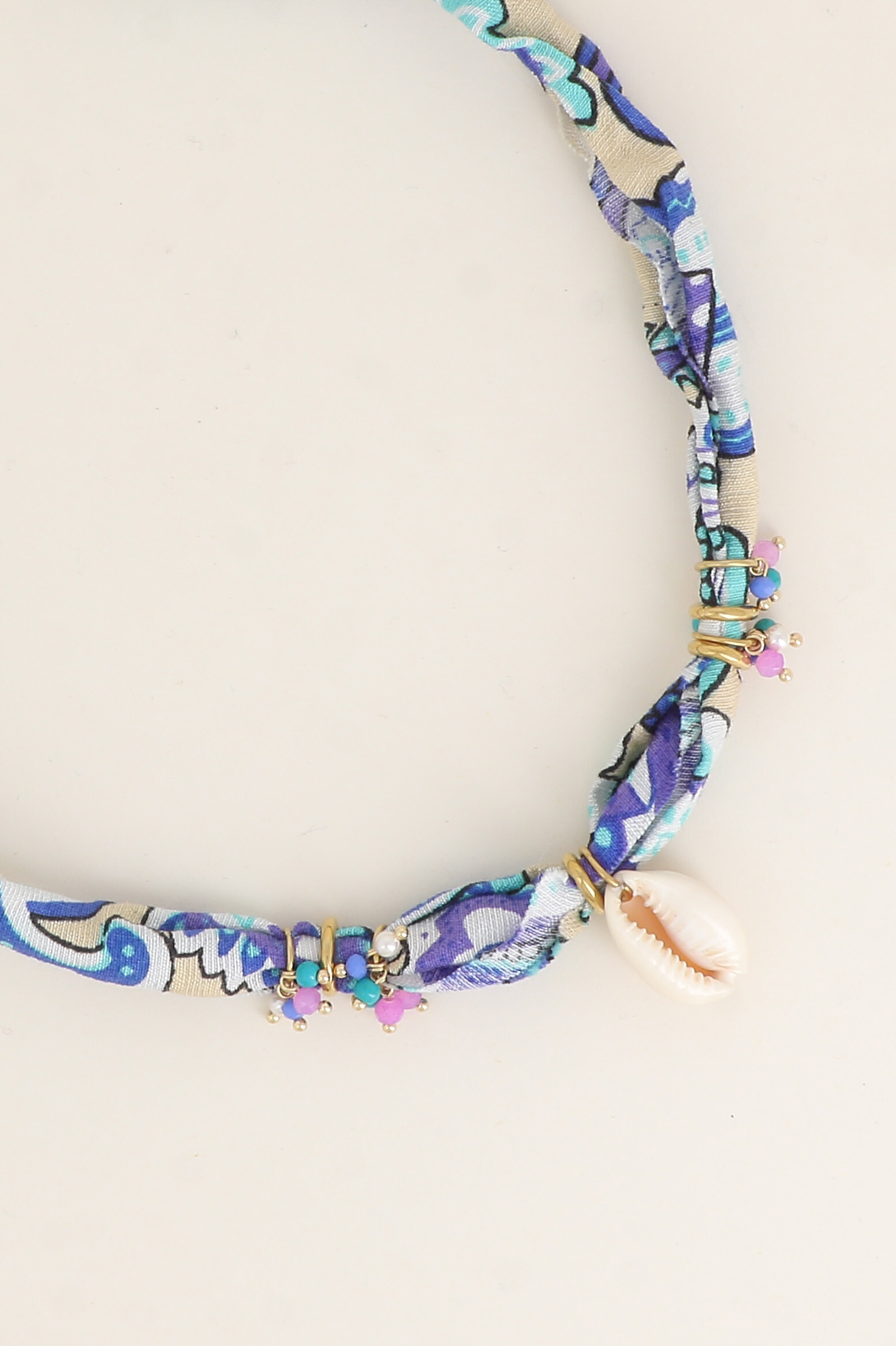 Grossiste Bohm - Collier sur tissu ruban - pendentif cauri et perles en résine