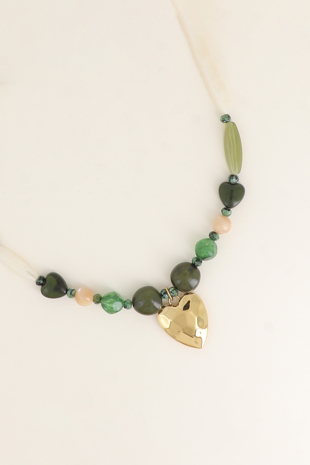 Grossiste Bohm - Collier - sur câble, perles en résine et en pierre naturelle, coeur martelé