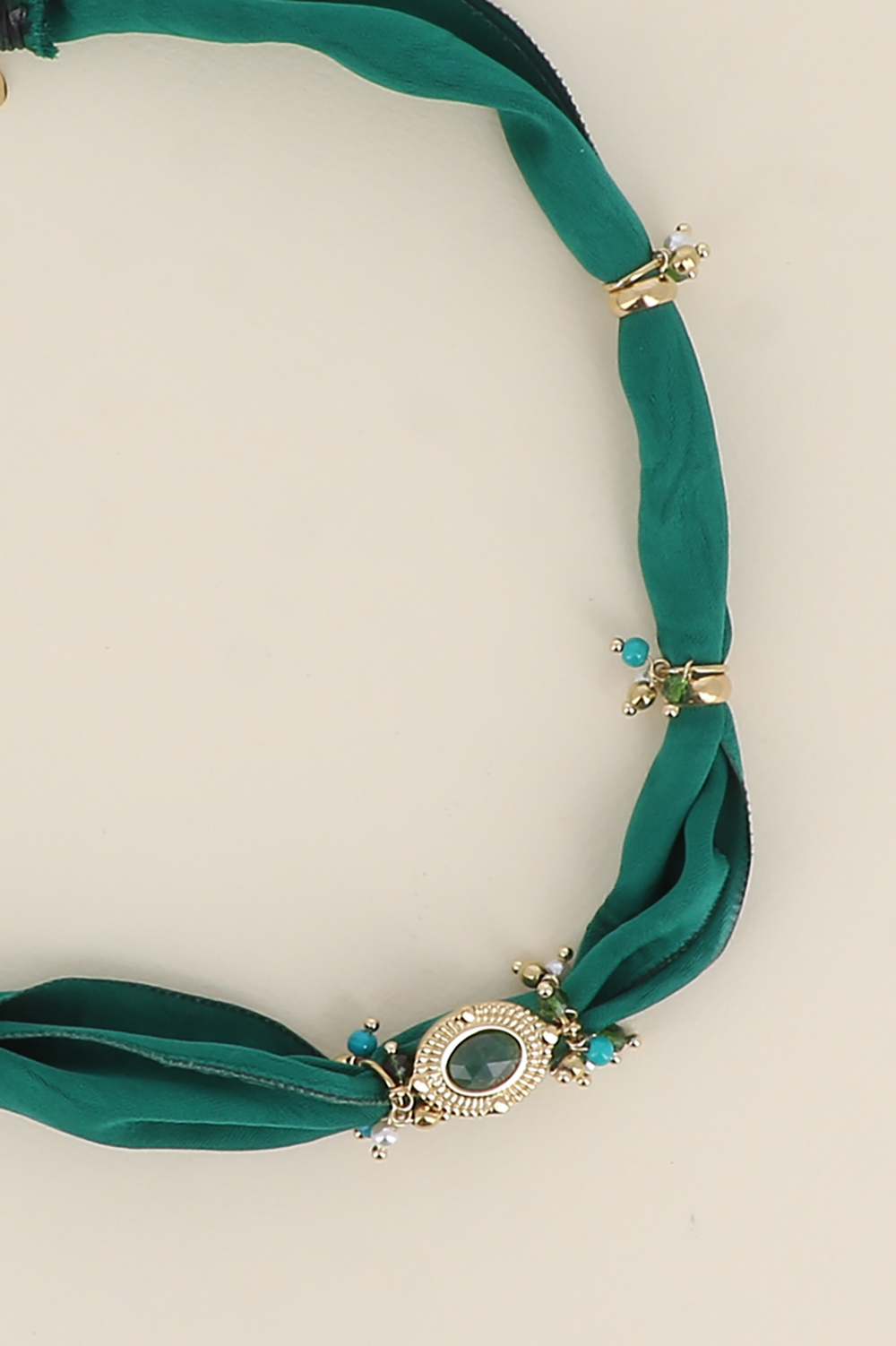 Mayorista Bohm - Collar - tela, cuentas de resina y un colgante ovalado con piedra natural