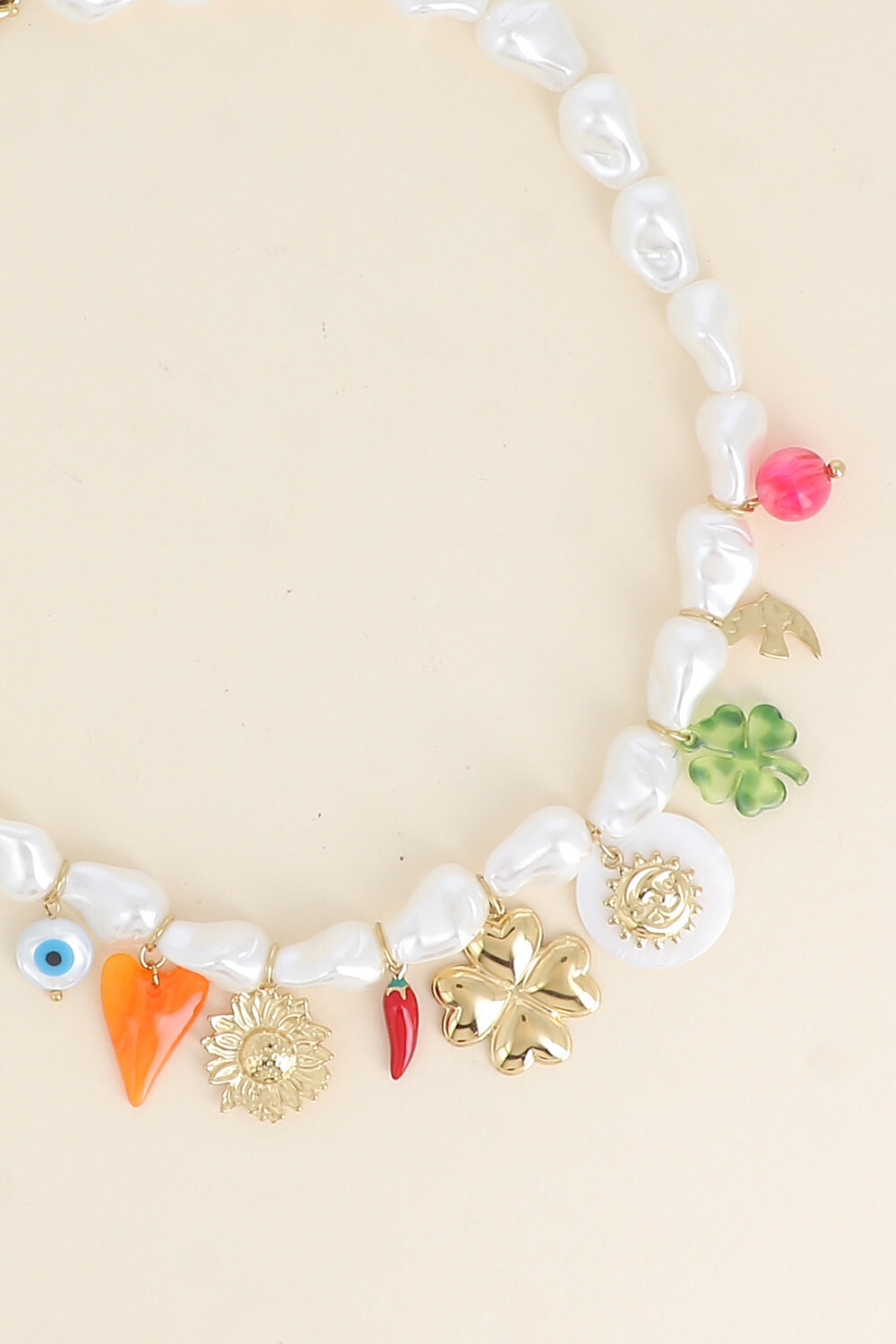 Grossiste Bohm - Collier sur fil - perles en résine blanche, coeur, fleur, piment, trèfles, soleil, pièce nacrée et oiseau