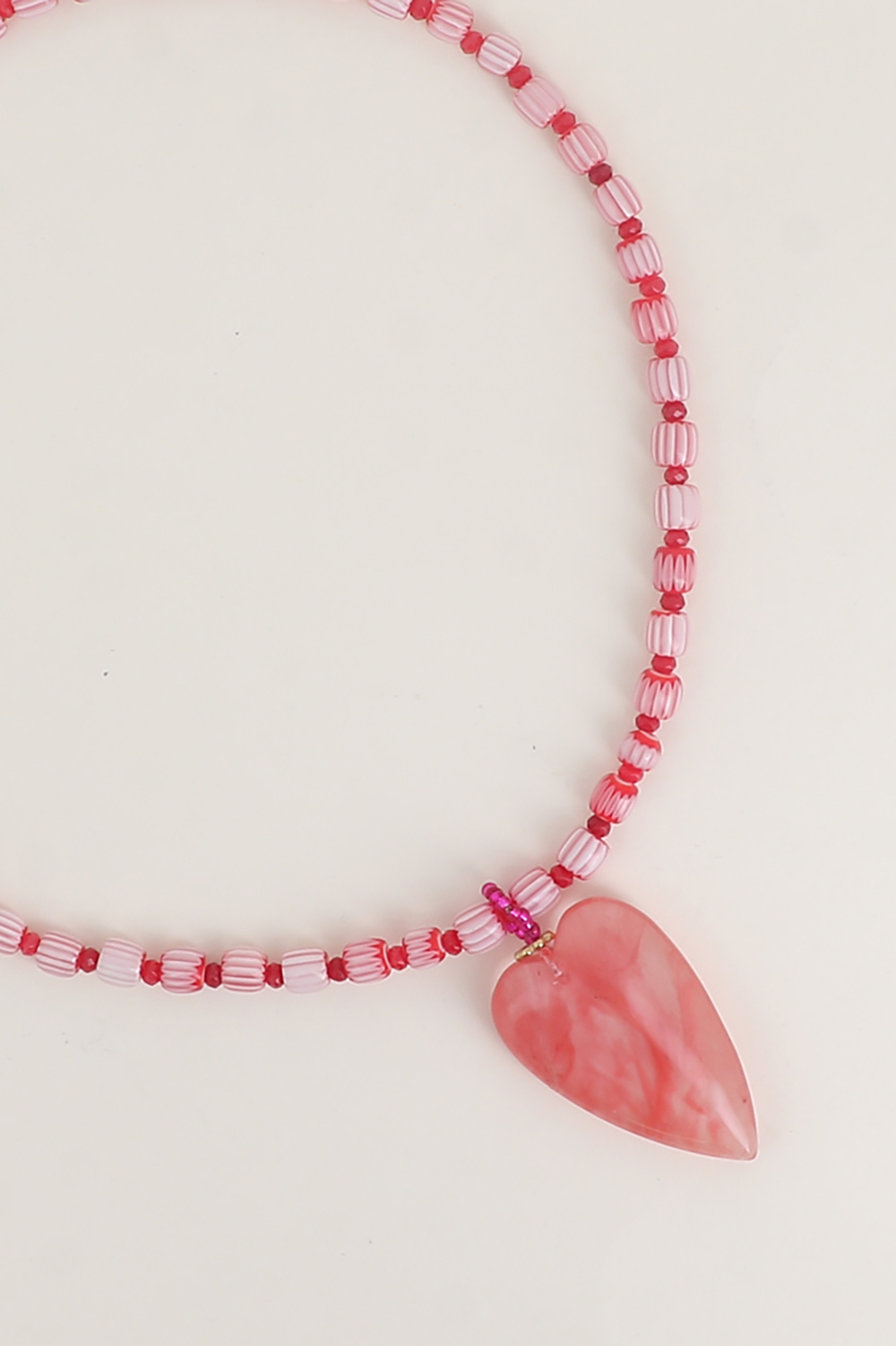 Mayorista Bohm - Collar de cable - cuentas de resina y piedras naturales, con colgante de corazón