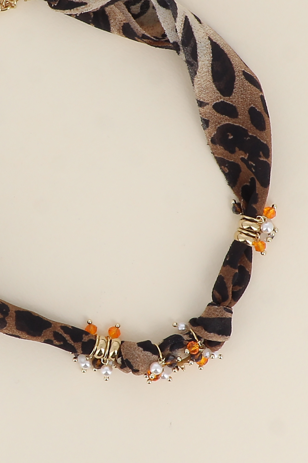 Mayorista Bohm - Collar - tela, piezas de acero inoxidable, cuentas talladas y de resina, colgante de flor