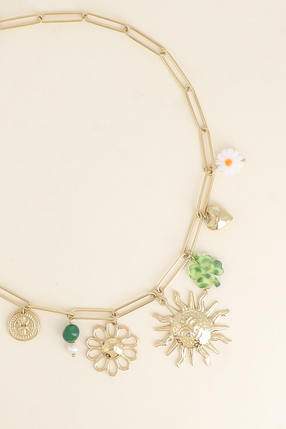Grossiste Bohm - Collier - pierres naturelles, fleur, soleil, trèfle en résine, coeur martelé