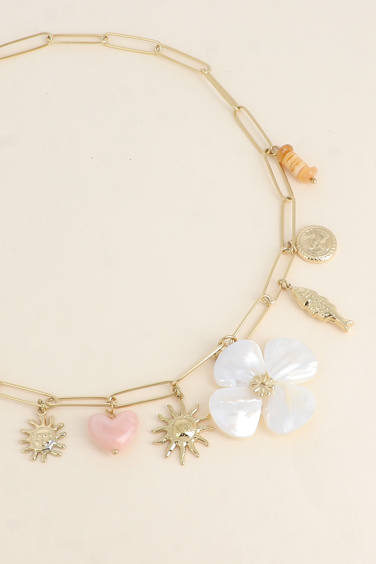 Grossiste Bohm - Collier - fleur nacrée, soleils, poisson, coquillages, coeur et pièce suisse