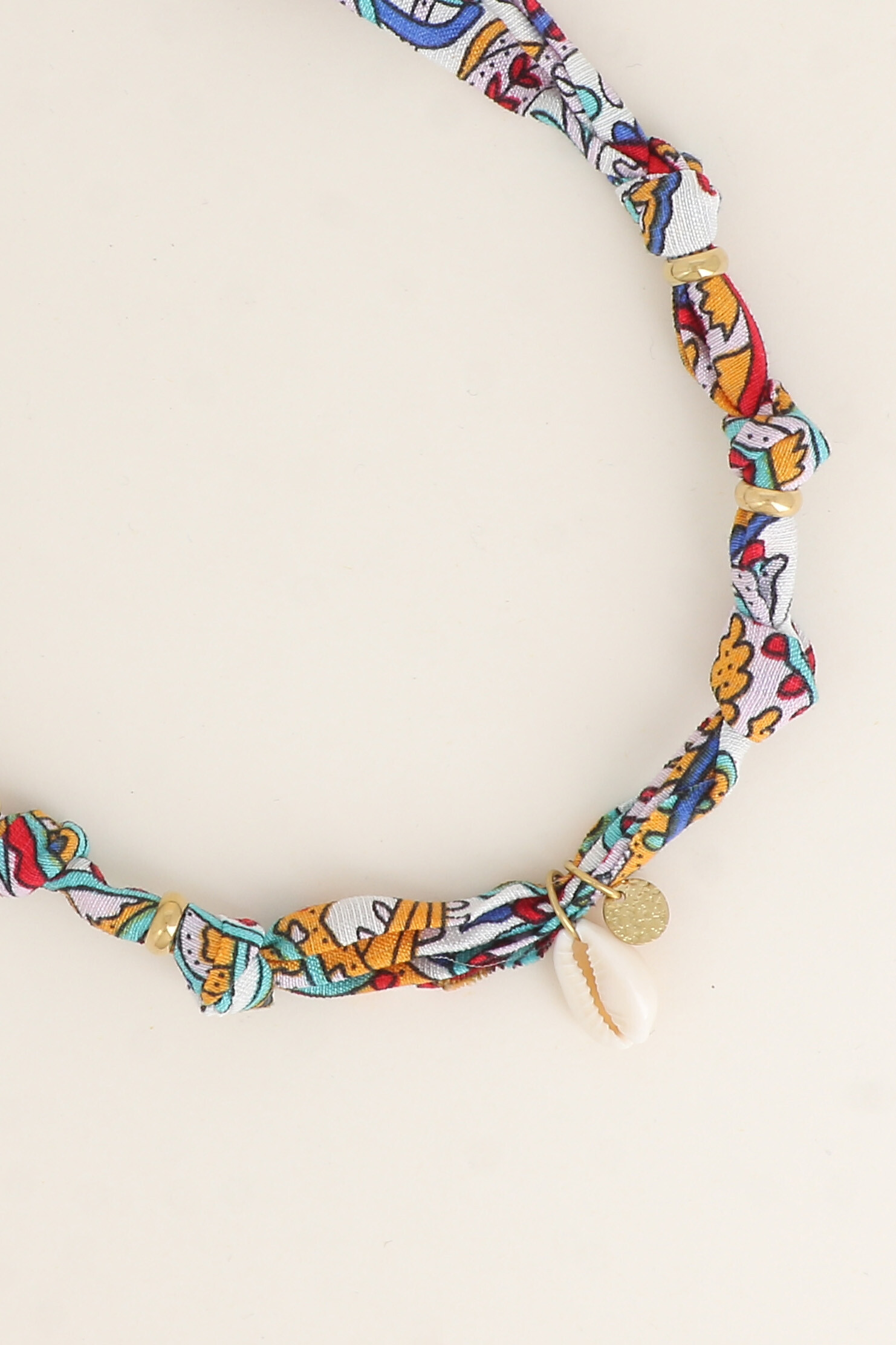 Grossiste Bohm - Collier sur tissu ruban - pendentif cauri et pièce ronde