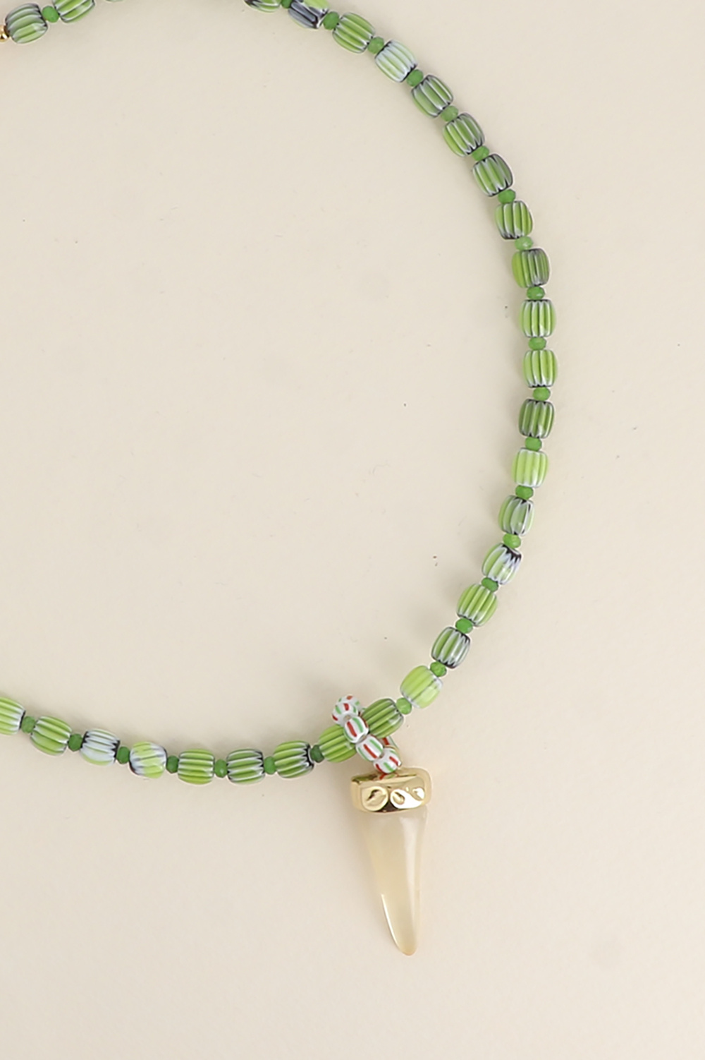 Mayorista Bohm - Collar en hilo - cuentas de cerámica esmaltada, colgante de cuerno de resina
