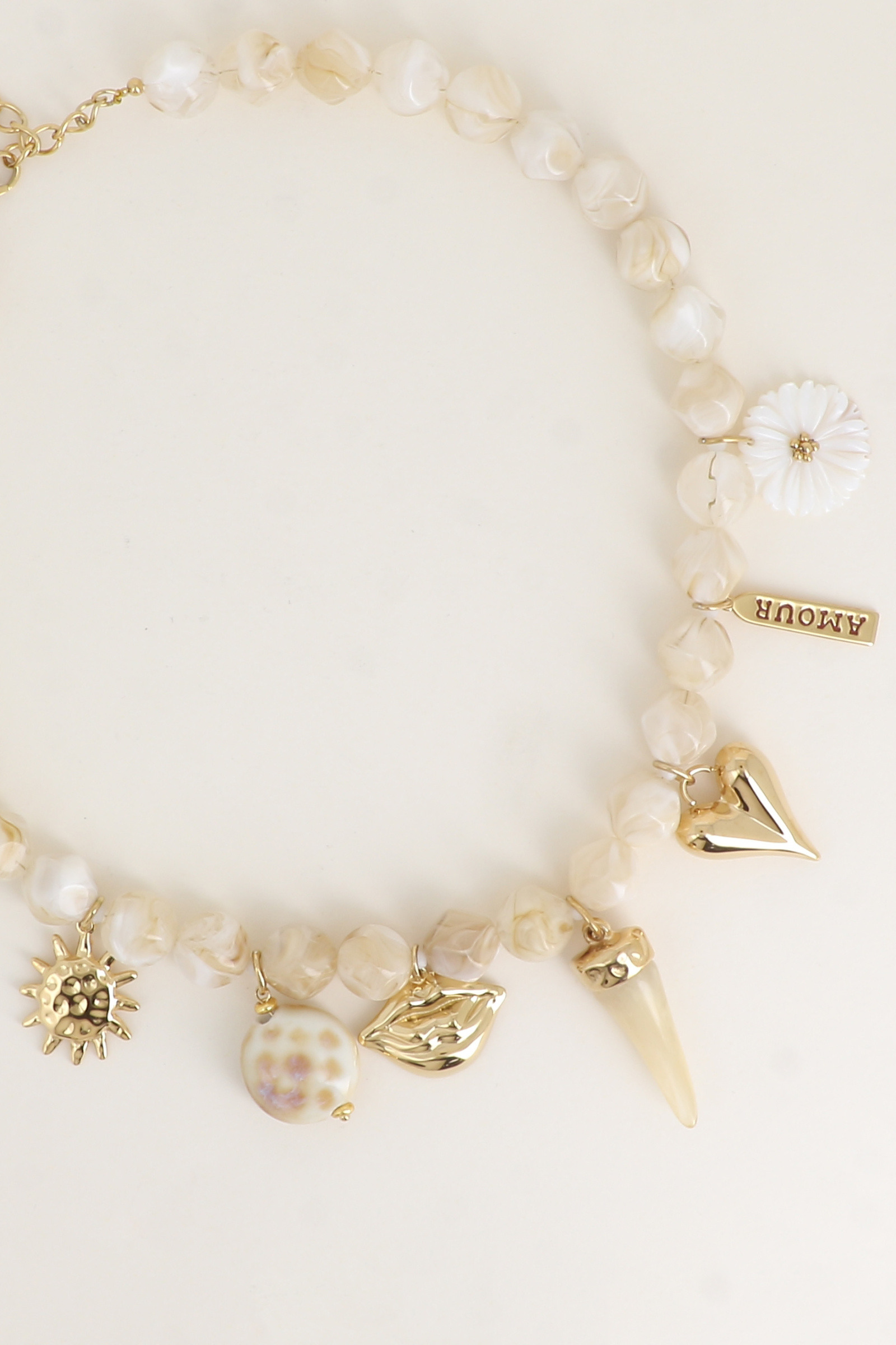 Grossista Bohm - Collana - su filo, perle in resina e ciondoli (sole, bocca, corno in resina, cuore, targhetta AMORE, fiore perlato)