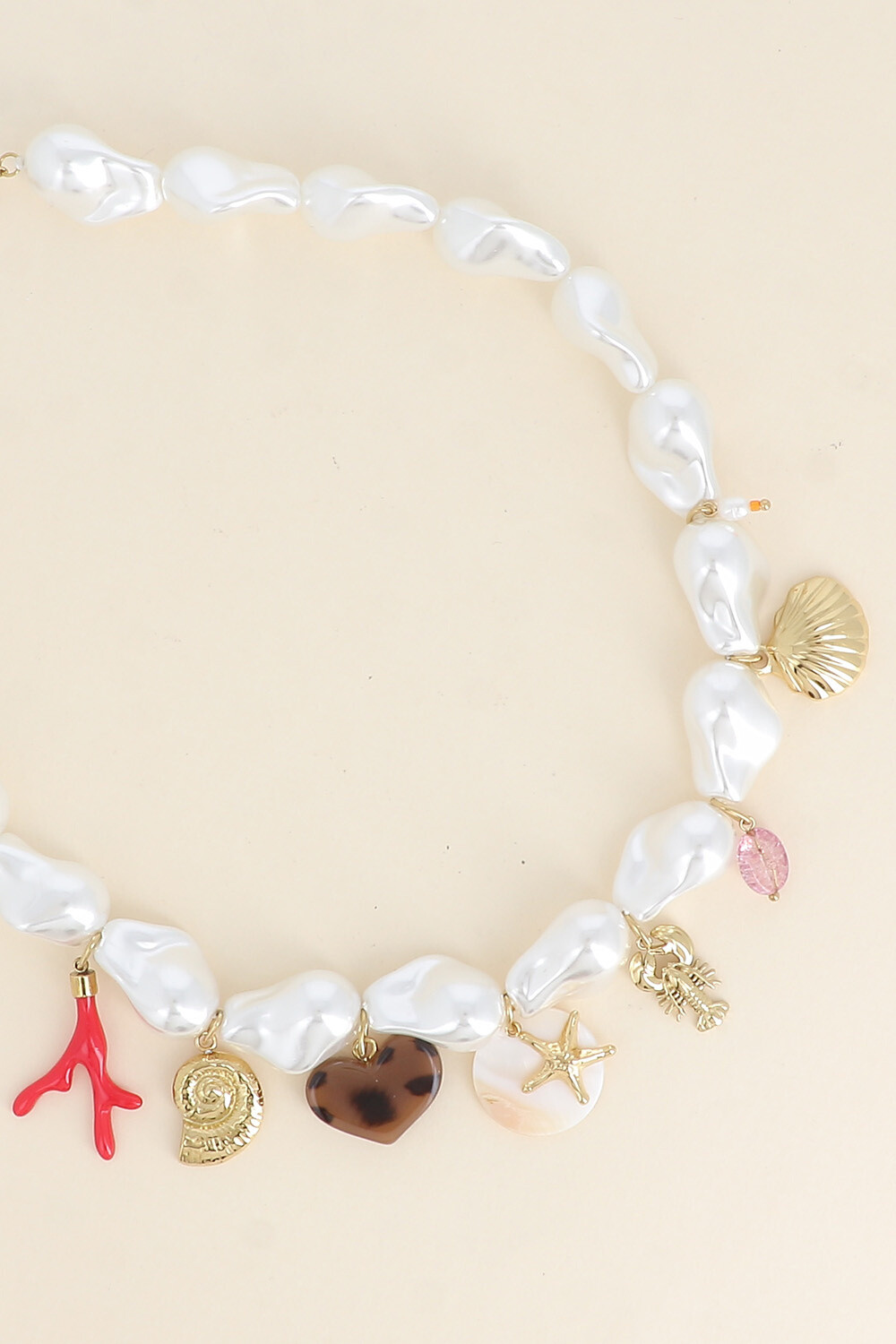 Grossiste Bohm - Collier sur fil - perles en résine blanche, branche de corail, coquillages, coeur en résine léopard, étoile de mer, pièce nacrée, homard