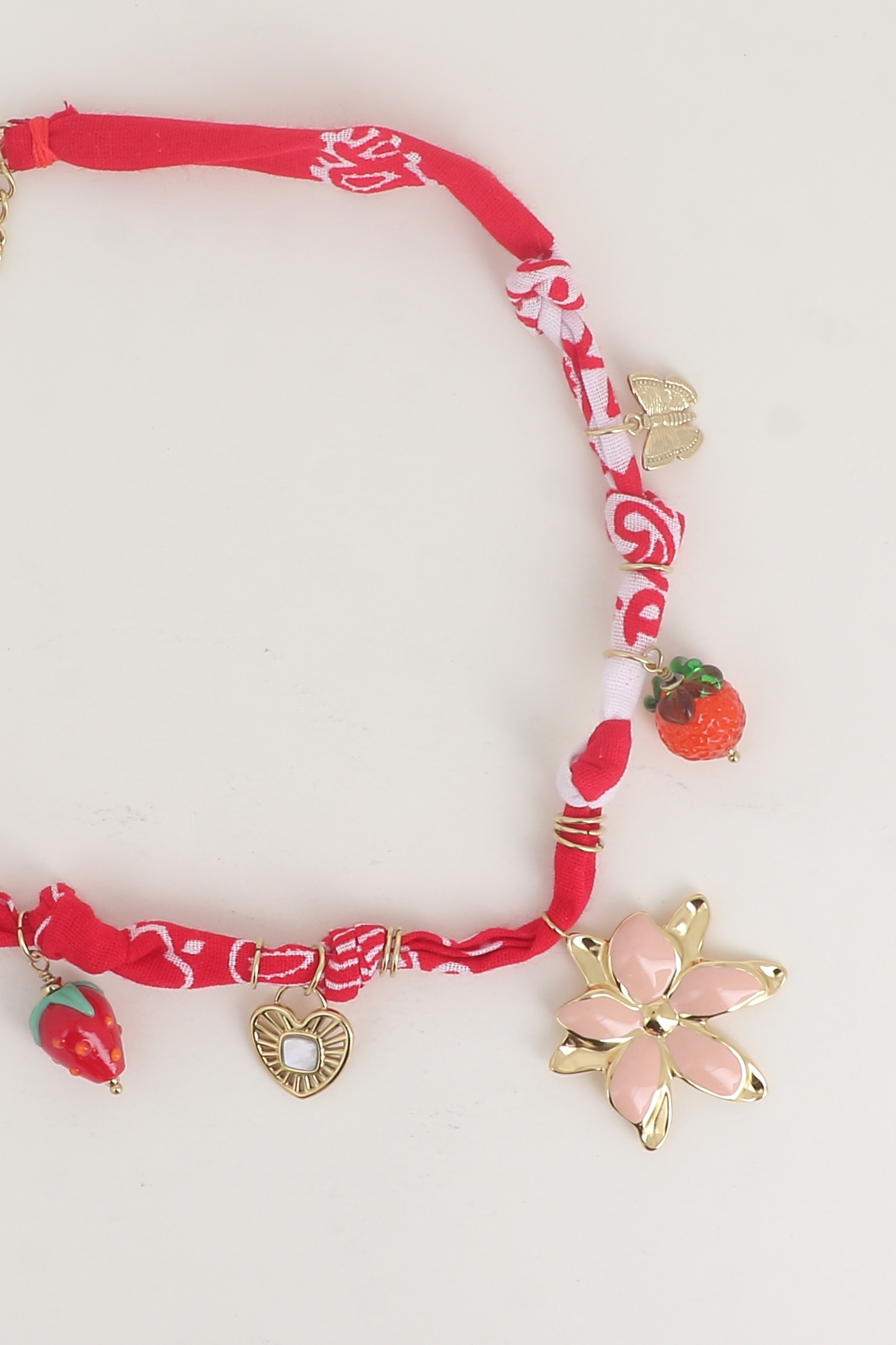 Mayorista Bohm - Collar de cinta de tela - fresa y naranja de resina, corazón, flor esmaltada y mariposa
