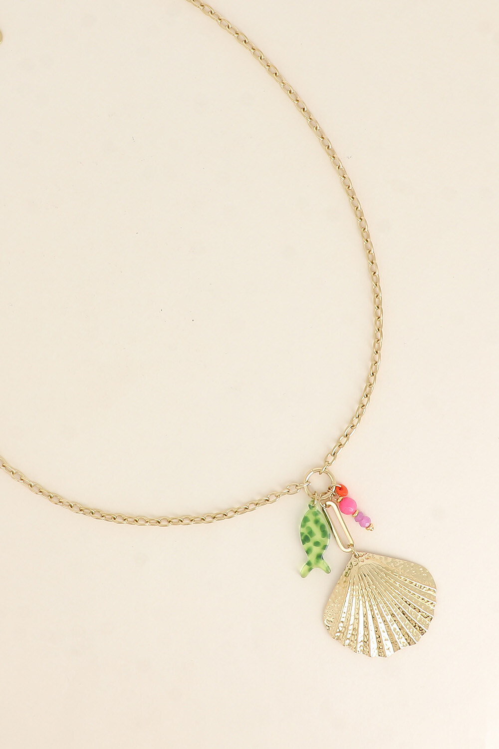 Grossiste Bohm - Collier - gros coquillage, poisson en résine et perles