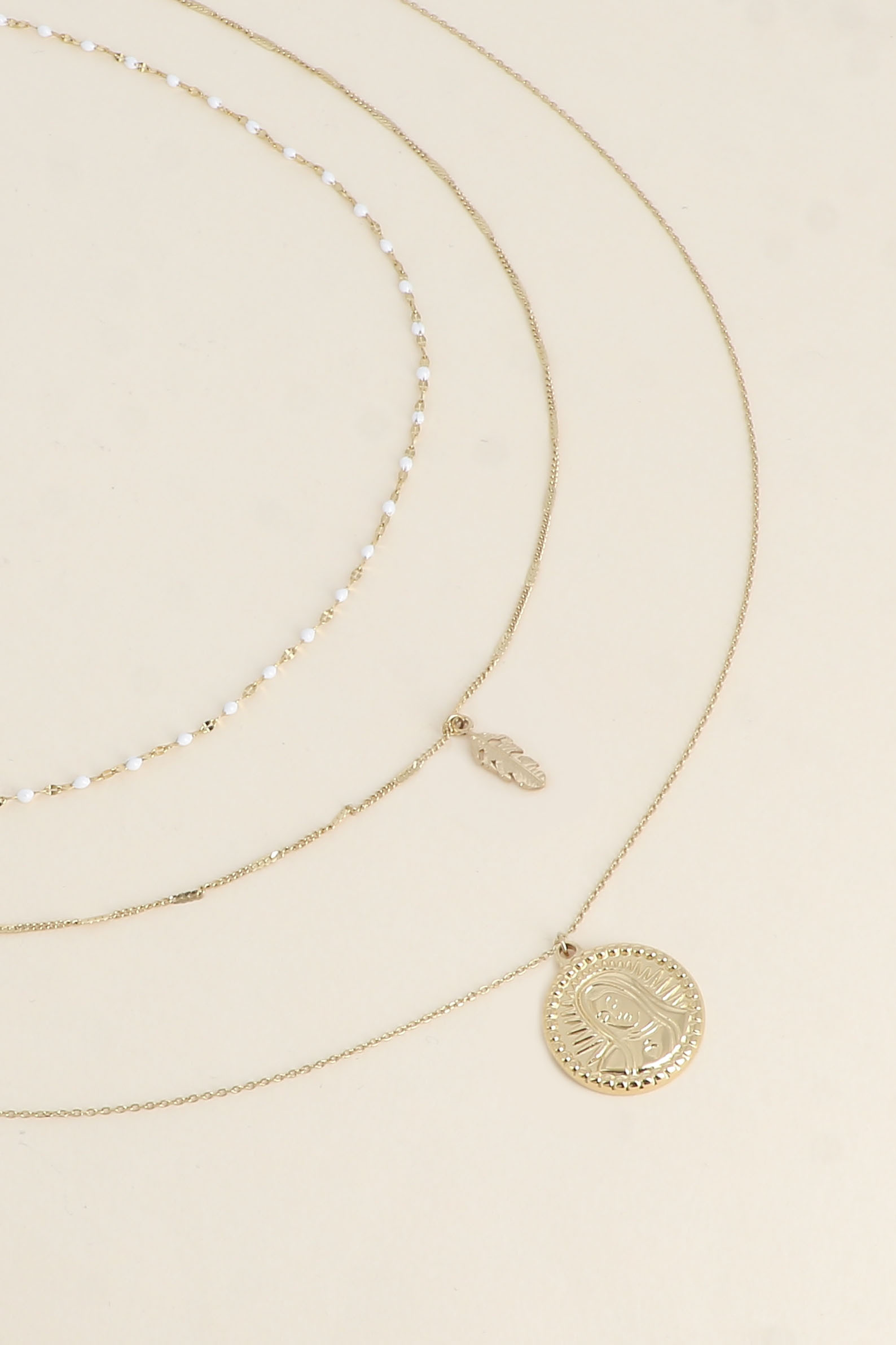 Grossiste Bohm - Collier - 3 rangs, maille émaillée, plume et médaillon de la Madone