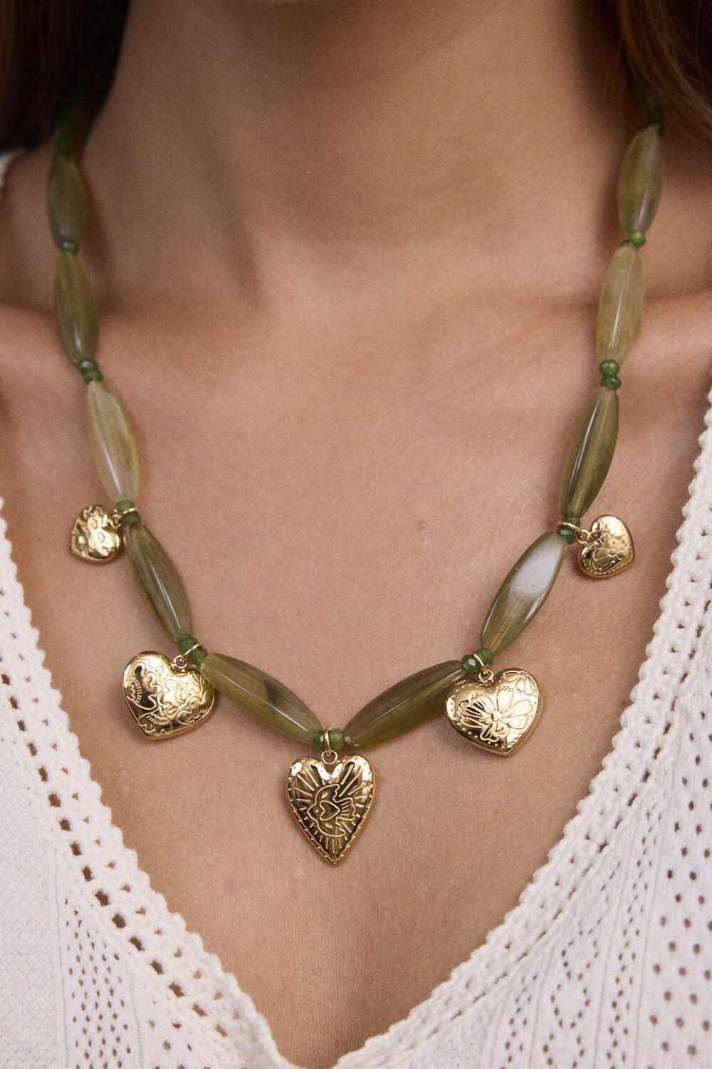 Grossiste Bohm - Collier - sur câble, perles en résine, anneaux en acier inoxydable et pendentifs coeurs aux motifs fleurs gravées