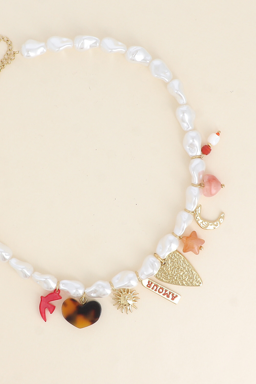 Grossiste Bohm - Collier - perles en résine blanche, coeurs, soleil, plaquette AMOUR en émail, étoile et lune
