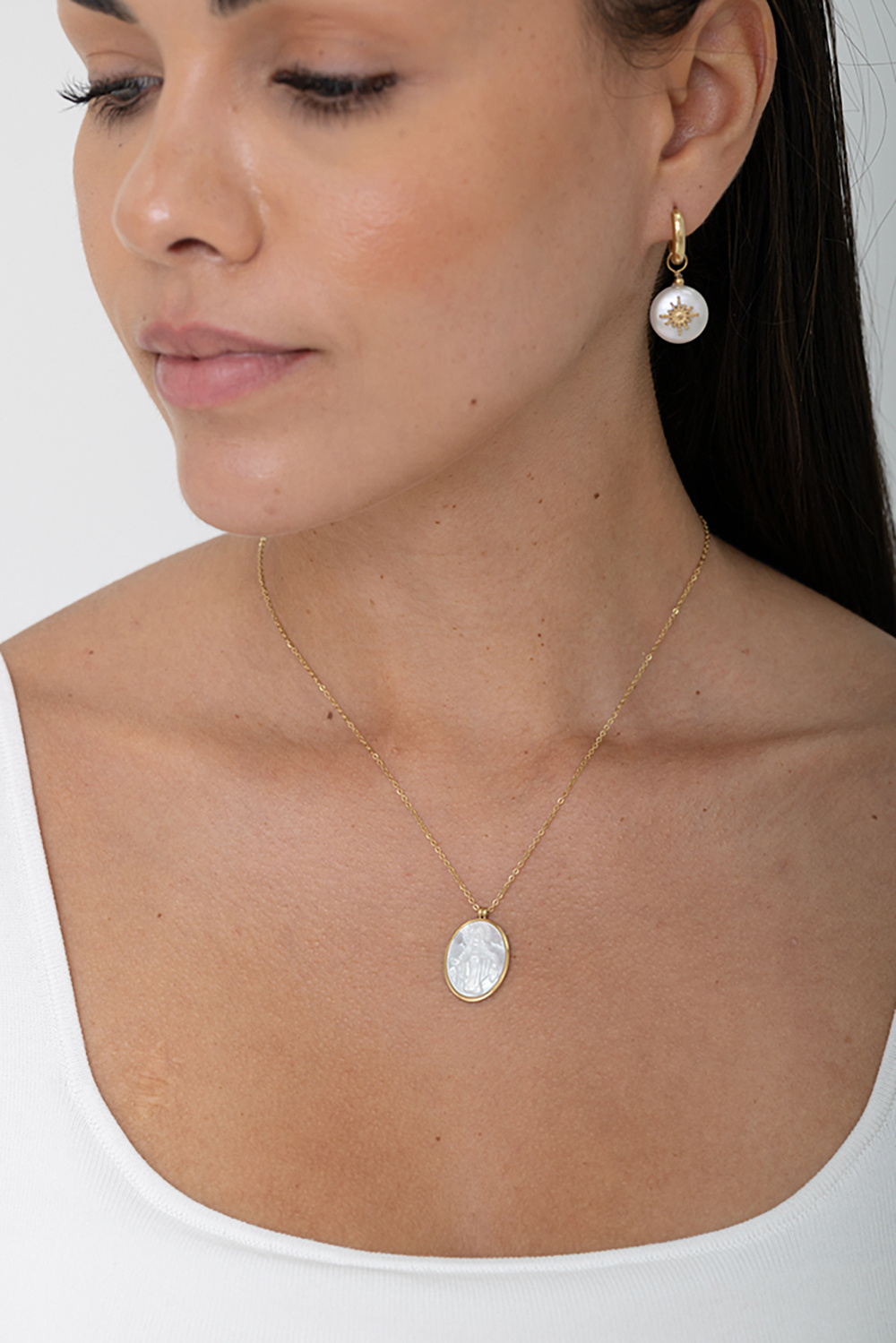 Mayorista Bohm - Collar - Medallón Ovalado y Colgante de Nácar de la Virgen