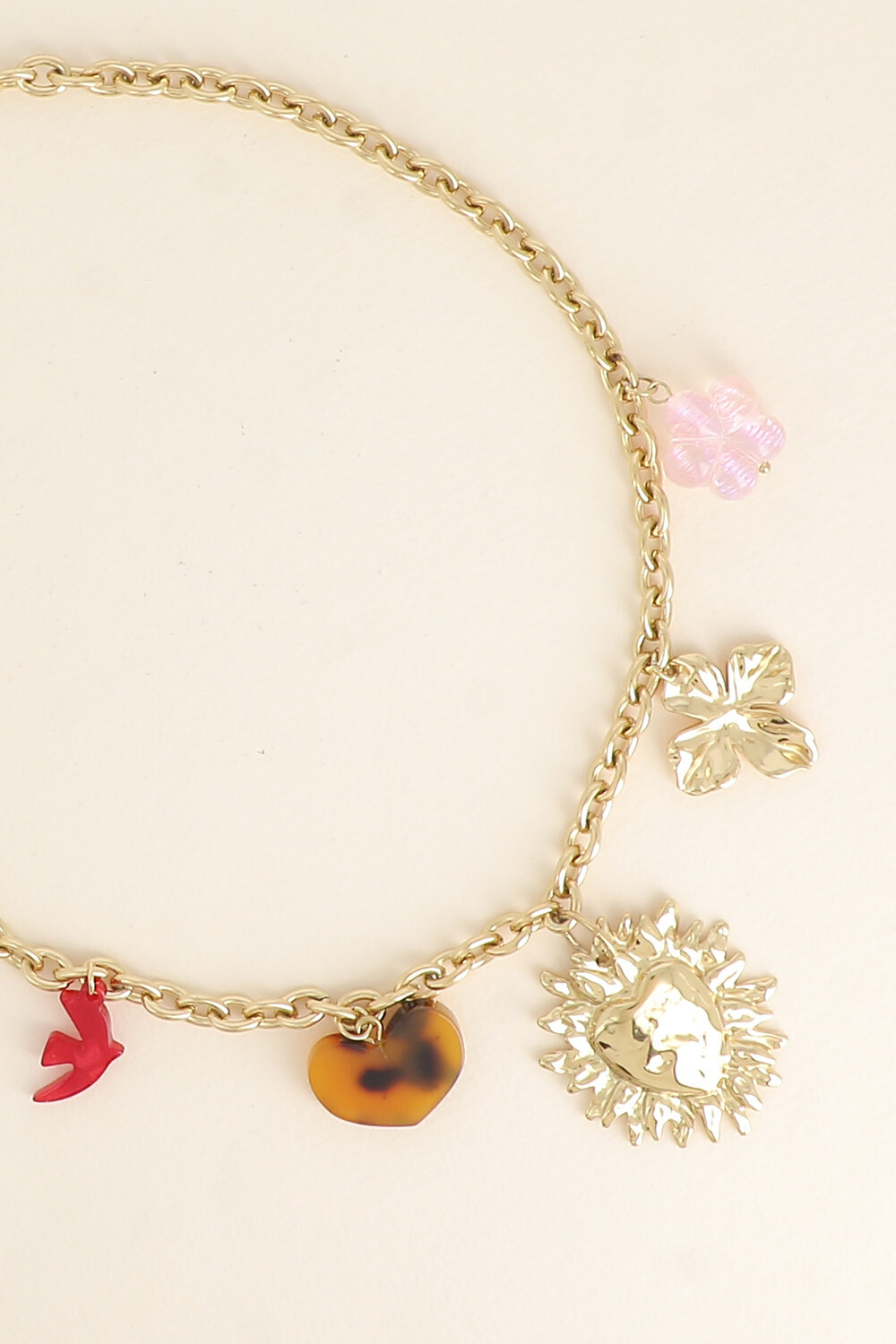 Grossiste Bohm - Collier - oiseau et coeur en résine, coeur martelé, trèfle, perle fleur