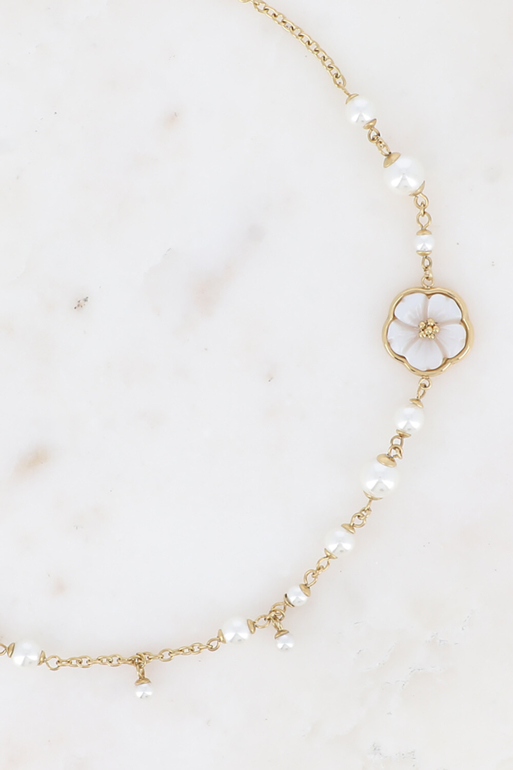 Großhändler Bohm - Halskette – weiße Harzperlen und flache Perlmuttblume 17 mm
